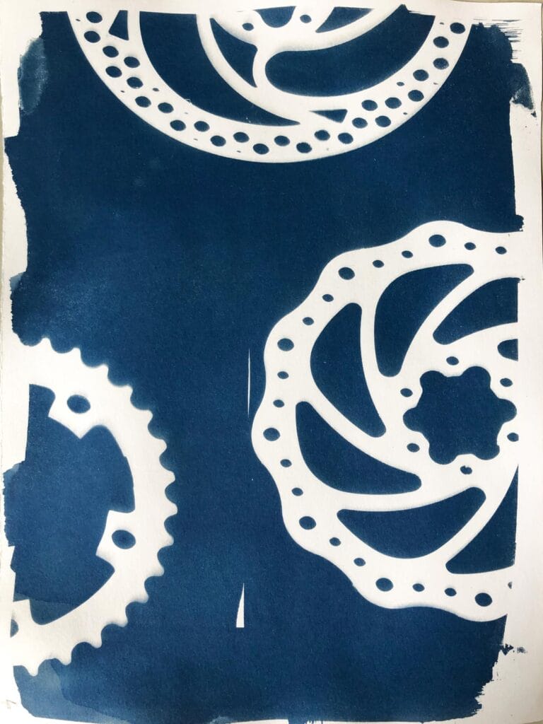 cyanotype, objet, rouage d'un vélo, stage de cyanotype pur les Amis de Montchauvet