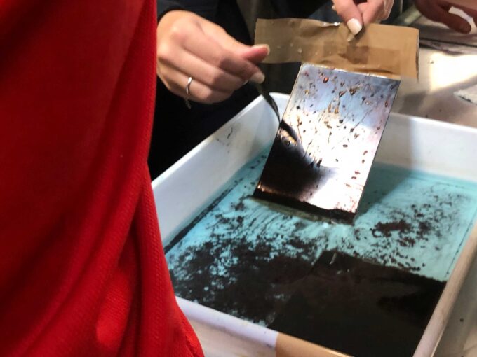 morsure d'une plaque de zinc dans le sulfate de cuivre
